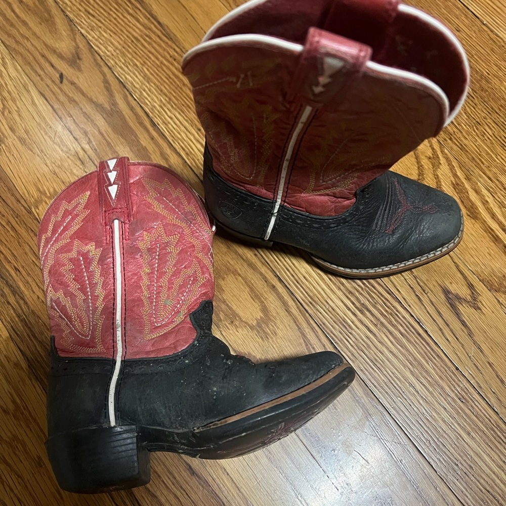 Ariat kids size 9 Pink and Black Cowboy Boots with Intricate Stitching